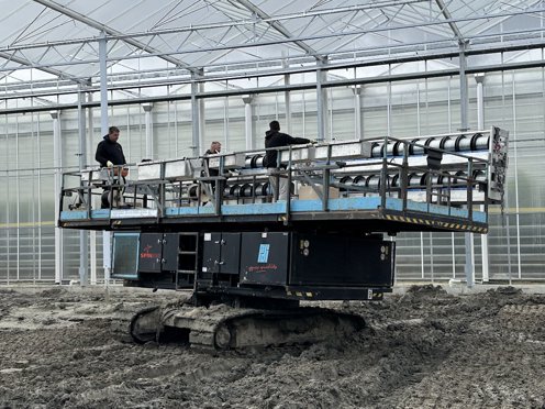hoogwerker in kas in aanbouw