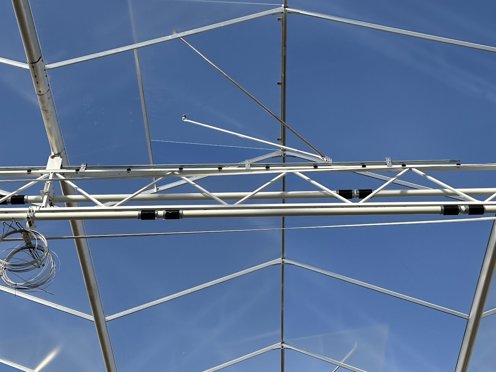 constructie in de nok van kas voor schermdoeken