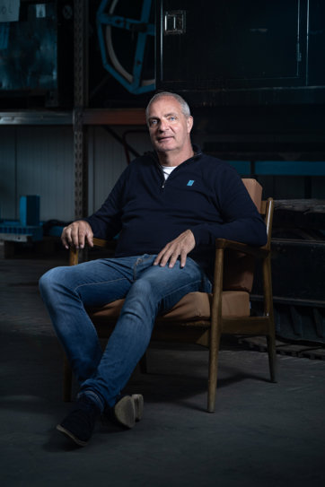 man met jeans zittend op stoel