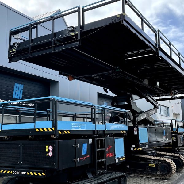 hele grote hoogwerker machine voor een pand op een industrie gebied