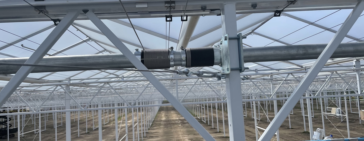 constructie voor schermdoek in nok van een kas