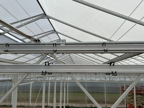 stalen constructie van schermdoeken in de nok van een tuinbouwkas