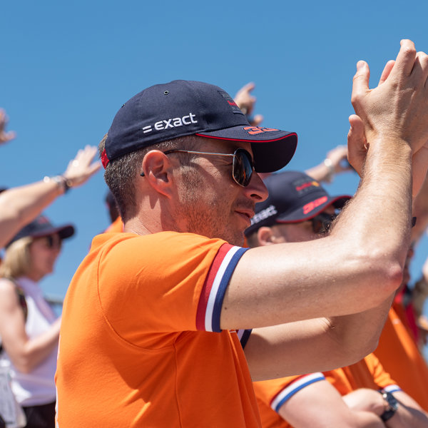 klappende en juichende mensen met pet in het oranje gekleed