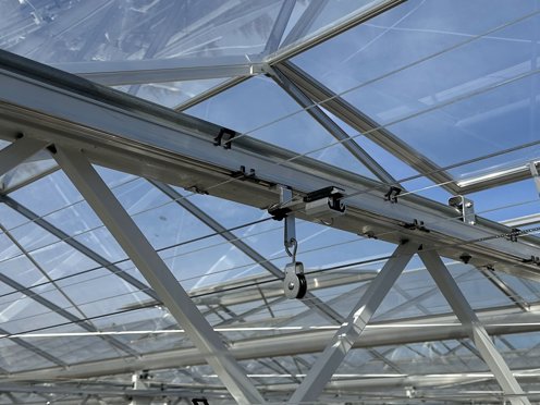 constructie aan het dak bij het glas voor schermdoek