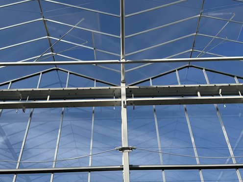 constructie in de nok van kas voor schermdoeken
