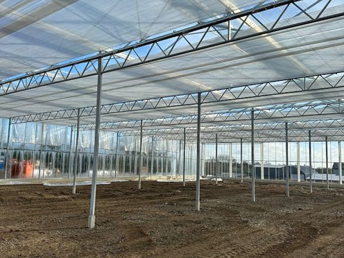 kas in aanbouw met horizontale schermdoeken