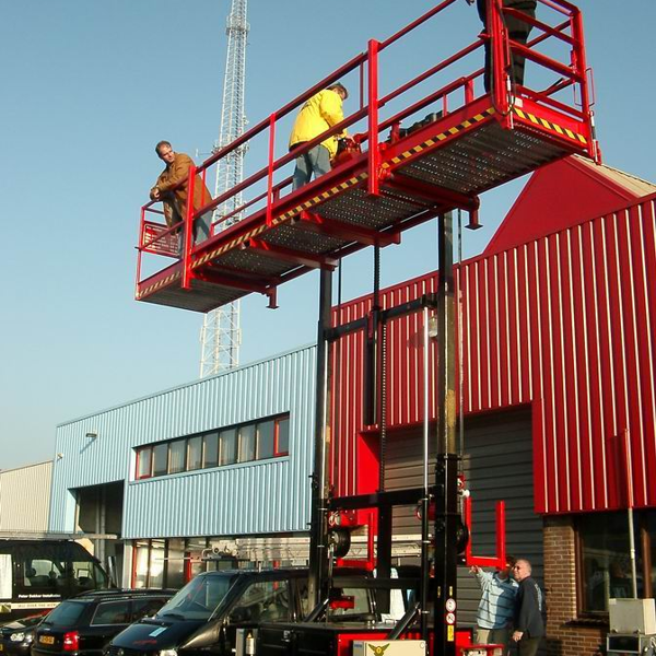drie mannen op een rode hoogwerker voor een bedrijfspand