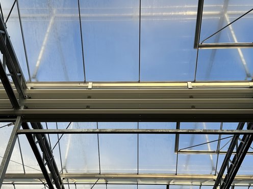 schermdoekinstallatie in de nok van een kas