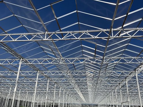 stalen kasconstructie met een blauwe lucht