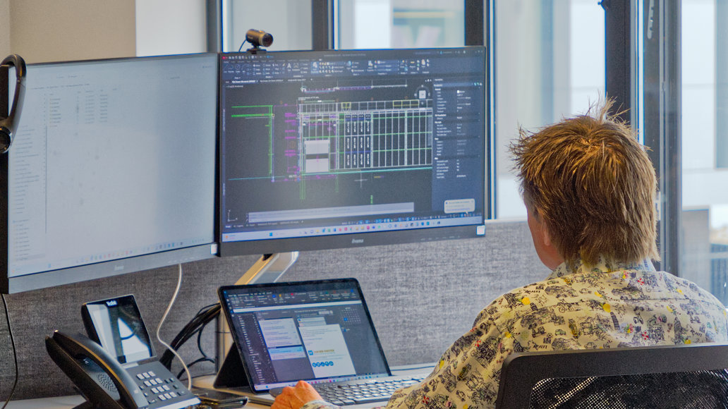 man achter een bureau met computerscherm