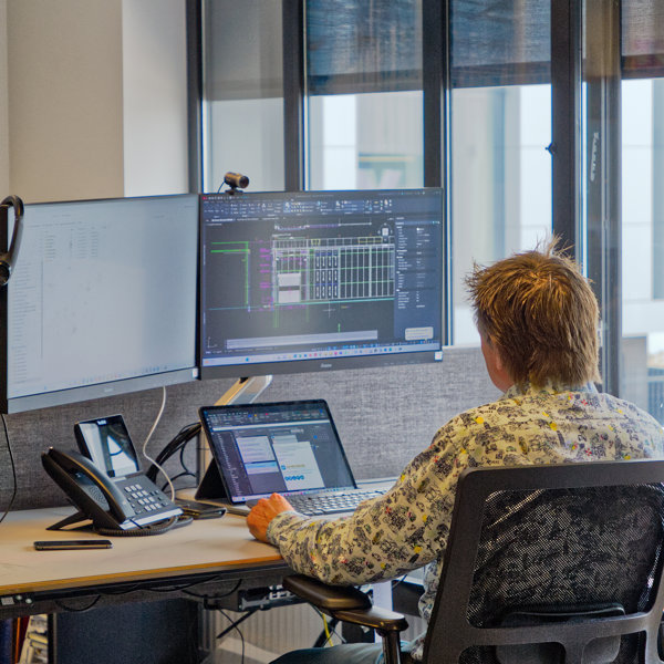 man achter een bureau met computerscherm
