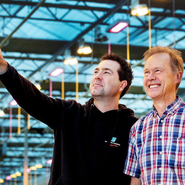 twee lachende mannen