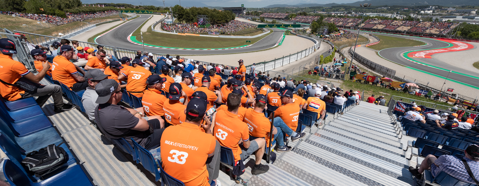 publiek op tribune in oranje bij F1 wedstrijd 