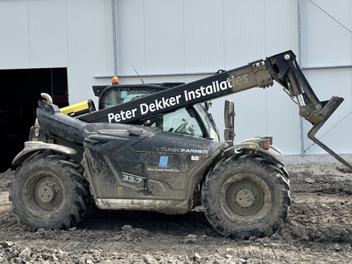 stilleven van een machine van Peter Dekker installaties op zeer ongelijke ondergrond
