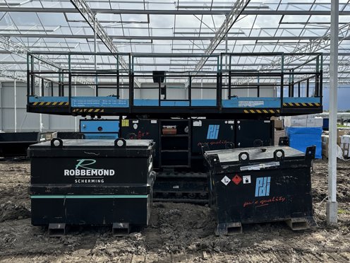 stilleven van een machine van Peter Dekker installaties op zeer ongelijke ondergrond in een kas in aanbouw