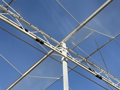constructie in de nok van kas voor schermdoeken