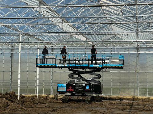 hoogwerker in kas in aanbouw