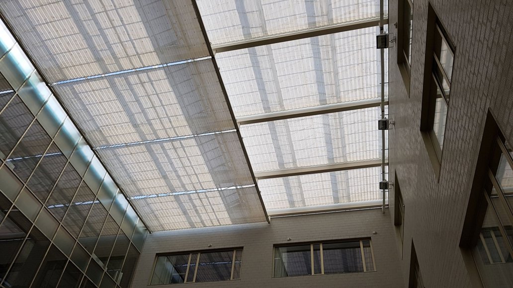 schermdoek in hal van bedrijf