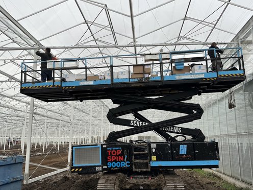 kas in aanbouw met hoogwerker