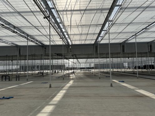 kas in aanbouw met schermen 