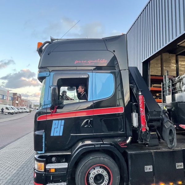 man in zwarte vrachtwagen