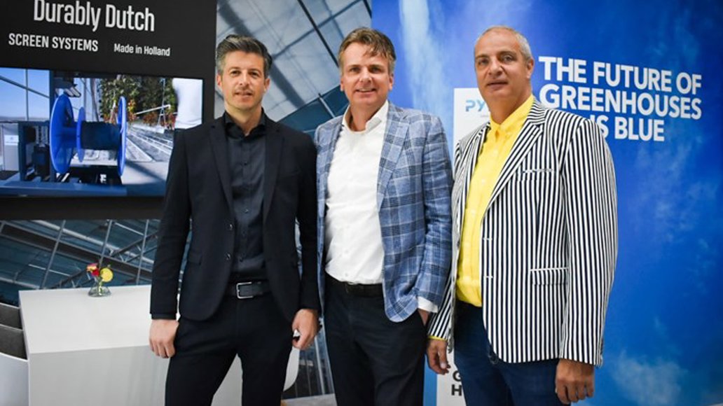 drie mannen op rij in blazer gekleed