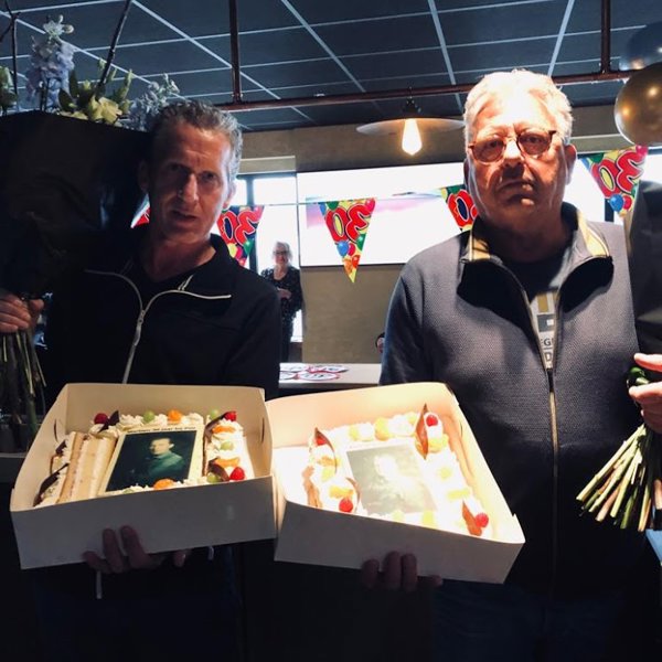 twee mannen met een taart in de hand