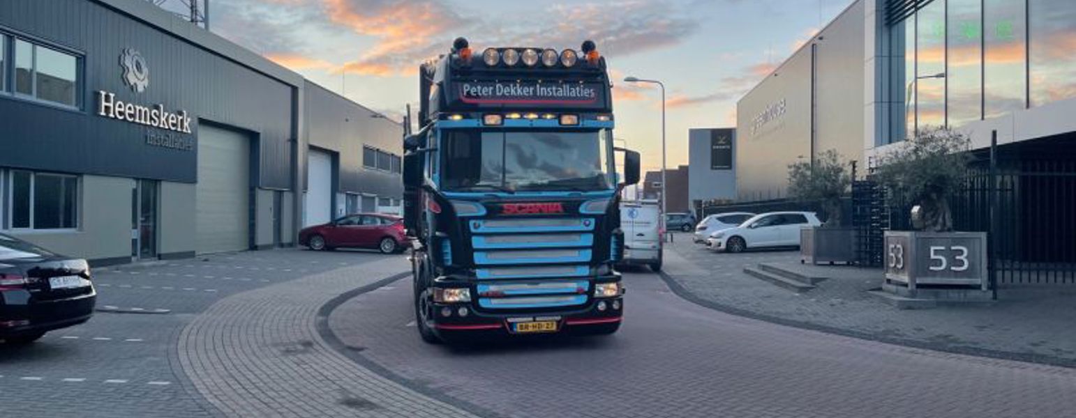 vrachtwagen rijdend over straat 