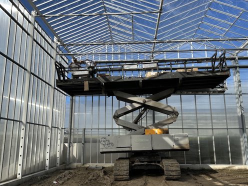 hoogwerker in kas in aanbouw