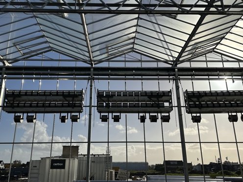 greenhouse with side wall construction for screen cloths