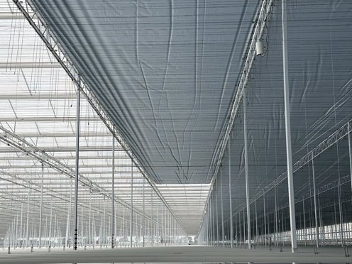schermdoeken in de nok van een kas in aanbouw 