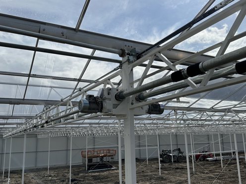 scherminstallatie in beeld gebracht in een kas in aanbouw