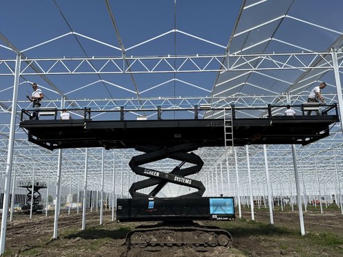 hoogwerker in kas in aanbouw