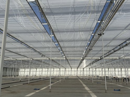 kas in aanbouw met schermen