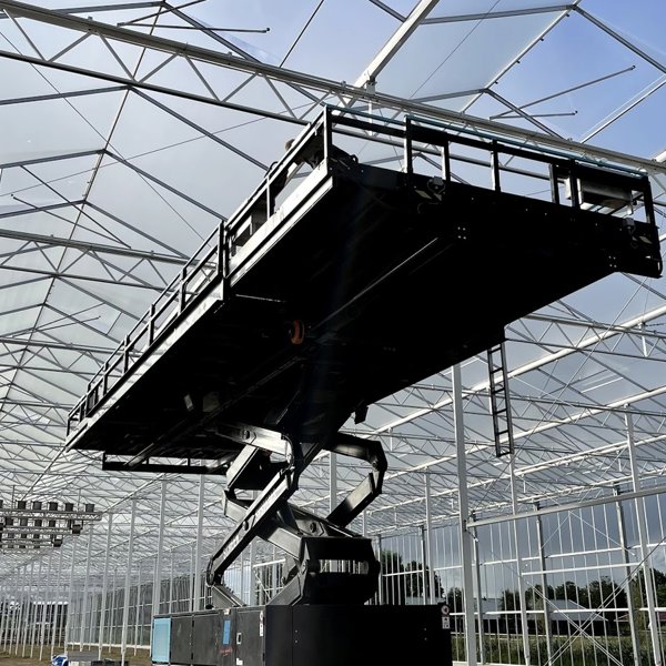 hoogwerker in kas in aanbouw