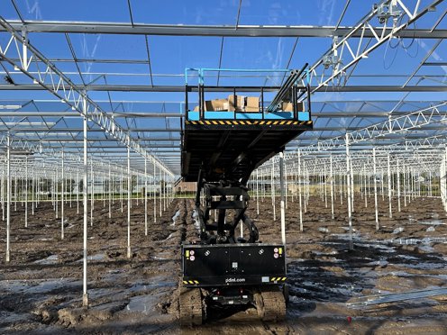 kas in aanbouw op modderige ondergrond
