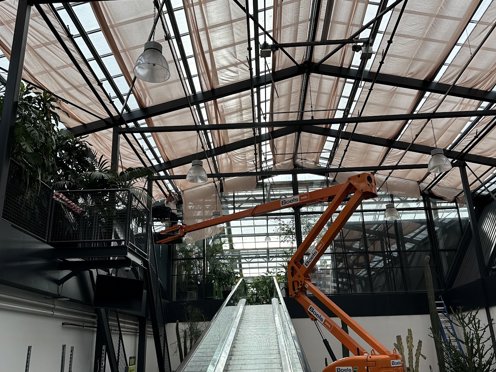 schermen op een dak van een kas van een tuincentrum met groene planten