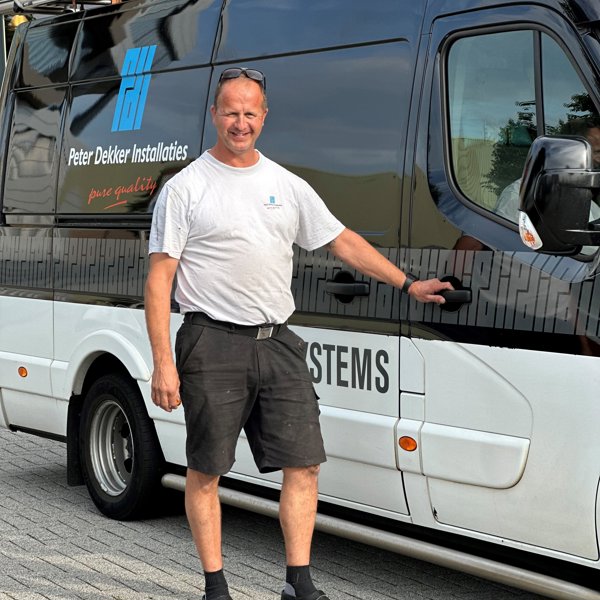 man voor een peter dekker installaties bus