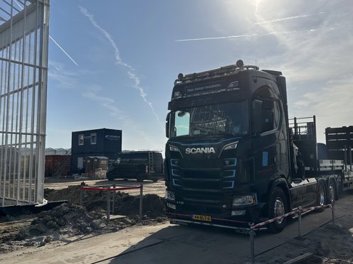 vrachtwagens op een bouwplaats in de felle zon