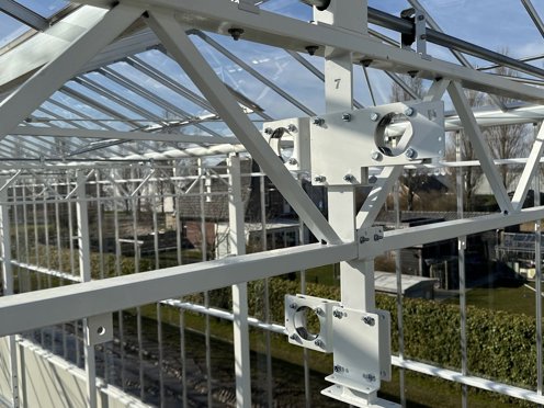 wit stalen constructie in de nok van een kas
