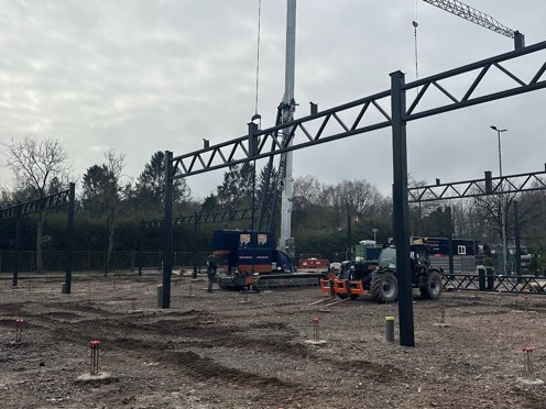 kas in aanbouw op open land