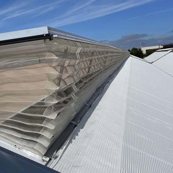 Gewächshausdeck mit halb geöffneten Fenstern mit Insektenschutzgitter