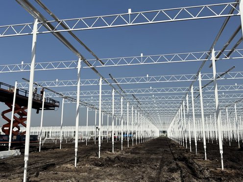 stalen constructie van kas in aanbouw