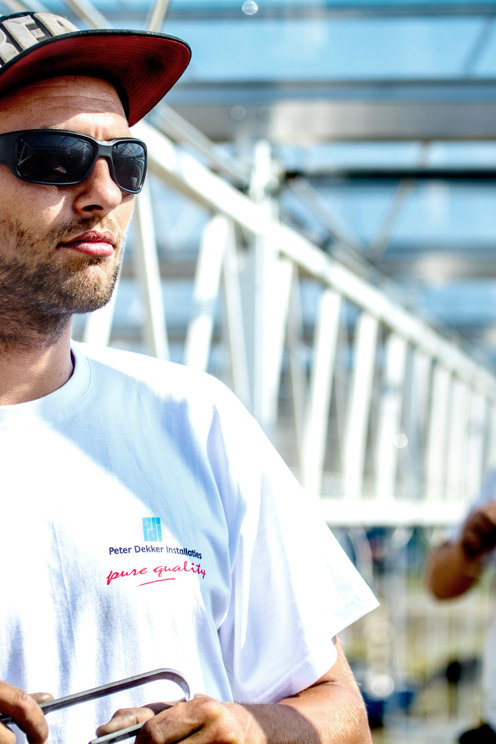 twee mannen in wit shirt met zonnebril in een kas