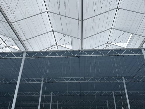 schermdoeken in de nok van een kas in aanbouw 