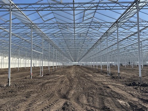 kas in aanbouw met losse grond 